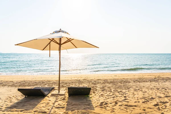 Sandalye şemsiye ve sk güzel plajı deniz okyanusta lounge — Stok fotoğraf