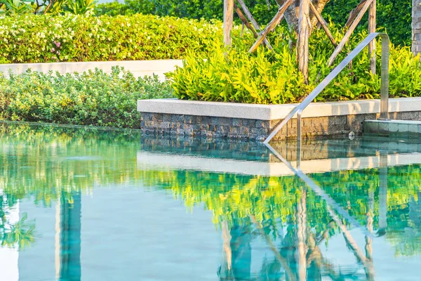 Piscina al aire libre con sombrilla silla salón alrededor de allí fo —  Fotos de Stock