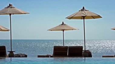 Güzel dalgalı denizin sakin görüntüleri.