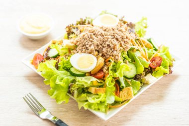 Ton balığı et ve yumurta taze sebze salatası ve sos - sağlıklı gıda kavramı