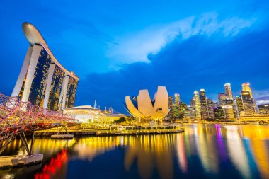 Gökdelen marina defne içinde etrafında bina güzel mimari 