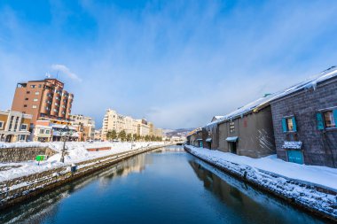 Güzel manzara ve Otaru Hokkaido Japonya kar ve kış sezonunda kanal nehirde cityscape