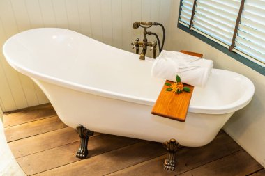 Güzel lüks elegance beyaz küvet dekorasyon iç banyo spa için sakin ol kavramı