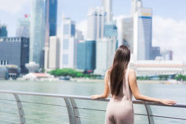 Güzel Asyalı kadın gülümseme ve mutlu Singapur CIT içinde seyahat etmek