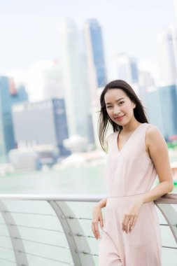 Güzel Asyalı kadın gülümseme ve mutlu Singapur CIT içinde seyahat etmek