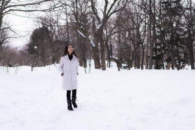Kar kazanmak seyahat için mutlu gülümseyen güzel genç Asyalı kadın