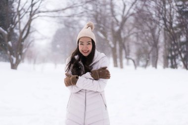 Kar kazanmak seyahat için mutlu gülümseyen güzel genç Asyalı kadın