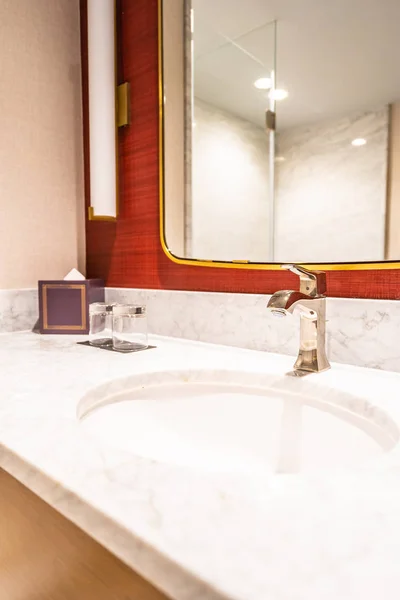 Bela torneira de luxo e decoração de pia no banheiro — Fotografia de Stock
