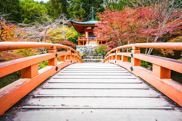 Belo templo Daigoji com árvore colorida e folha no outono s — Fotografia de Stock