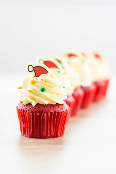 甜甜点与纸杯蛋糕红色天鹅绒和巧克力圣诞帽在上面 — 图库照片