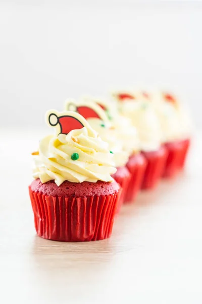 Zoete Dessert Met Cupcake Rood Fluweel Chocolade Kerstmuts Bovenop — Stockfoto