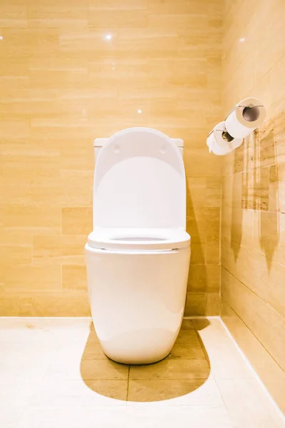 美丽的豪华白色马桶座和碗在浴室内部 — 图库照片