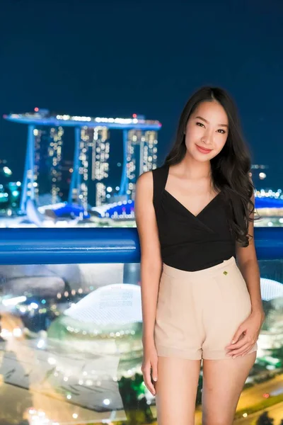 Krásné asijské ženy úsměv a radost s výhledem na město Singapur — Stock fotografie