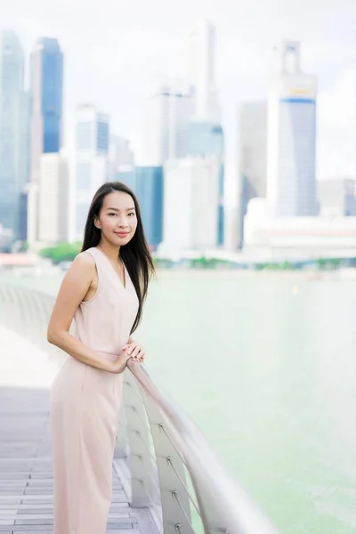Mooie Aziatische vrouw glimlach en blij om te reizen in singapore cit — Stockfoto