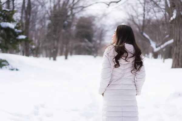 Hermosa joven asiática mujer sonriendo feliz para viajar en la nieve ganar — Foto de Stock