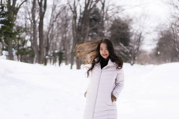 Hermosa joven asiática mujer sonriendo feliz para viajar en la nieve ganar — Foto de Stock