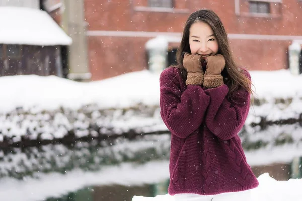 Hermosa joven mujer asiática sonrisa y feliz con viaje en —  Fotos de Stock