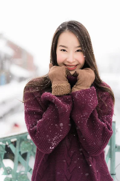 Vacker ung asiatisk kvinna leende och glad med resor resa i — Stockfoto