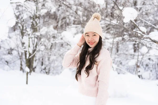 세로 젊은 아름 다운 아시아 여자 미소 행복 여행 및 켄 — 스톡 사진