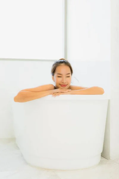 Portre güzel genç Asyalı kadın banyoda bir küvet al — Stok fotoğraf