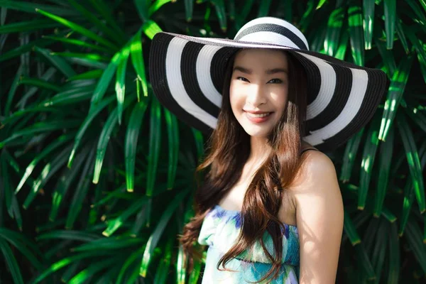 Портрет красивая молодая азиатская женщина улыбка и счастлив вокруг outd — стоковое фото