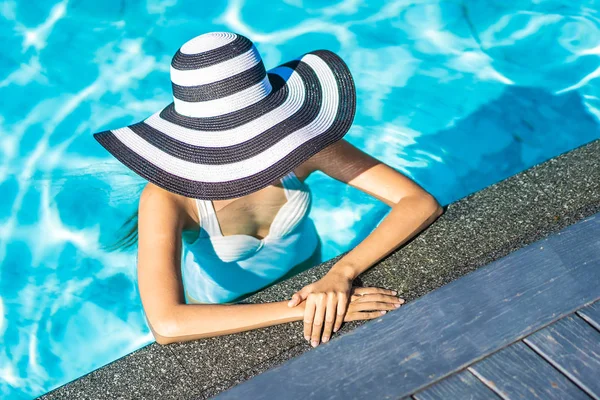 Hermosa Mujer Asiática Joven Con Sombrero Piscina Para Viajar Concepto — Foto de Stock