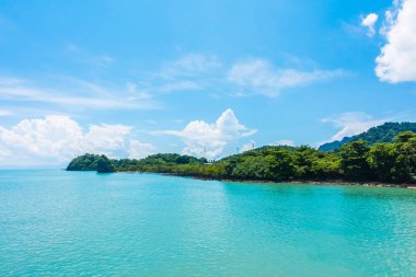 Güzel deniz ve okyanus mavi gökyüzü bulut ile