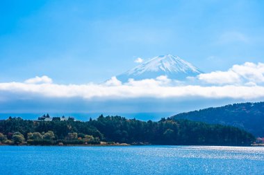 Dağ fuji ile akçaağaç yaprağı ağacın etrafında güzel manzara