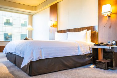 Güzel rahat beyaz yastık yatak yatak odası iç dekorasyonda ışık lamba ile