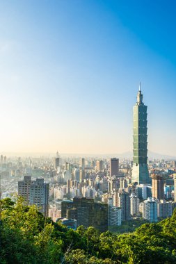 Taipei 101 binasının ve mimarisinin güzel manzarası ve manzarası Tayvan 'da mavimsi ve beyaz bulutlarla gökyüzüne yükseliyor.