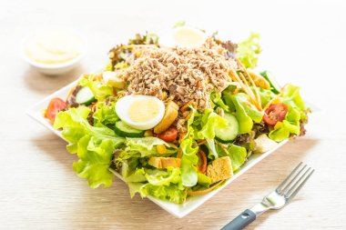 Ton balığı et ve yumurta taze sebze salatası ve sos - sağlıklı gıda kavramı