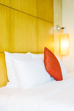 Otel yatak odası iç dekorasyonda yatak beyaz rahat yastık