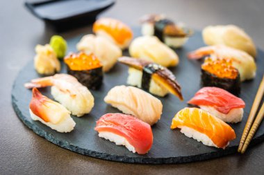 Nigiri suşi somon balıklı karides karides yılan balığı deniz hayvanı kabuğu ve diğer sashimi ile siyah kayrak - Japansese gıda stilini ayarla