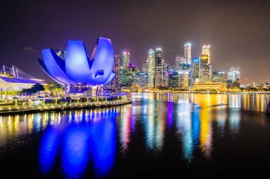 Gökdelen marina defne içinde etrafında bina güzel mimari 