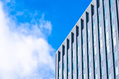 Güzel mimari gökdelen office iş cam pencere şekli ile kurma