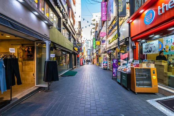 Seoul, South Korea 10 December 2018 : Myeong dong market is the — Stock Photo, Image