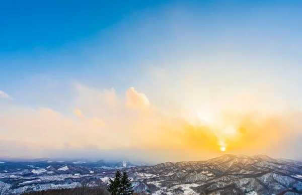 藻岩山の周りが木と北海道札幌市で日没時に冬の季節は雪に都市と美しい風景 — ストック写真