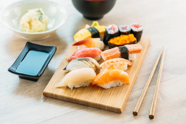 Camarão Casca Atum Salmão Outro Maki Sushi Carne Bandeja Madeira — Fotografia de Stock