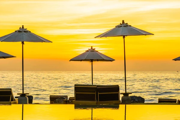 Sonnenschirm Und Liegestuhl Rund Den Swimmingpool Resorthotel Für Urlaubsreisen Und — Stockfoto
