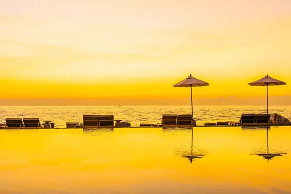 Sonnenschirm Und Liegestuhl Rund Den Swimmingpool Resorthotel Für Urlaubsreisen Und — Stockfoto