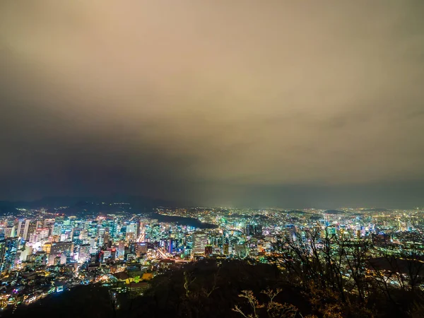 Belo edifício de arquitetura em torno da cidade de Seul à noite — Fotografia de Stock
