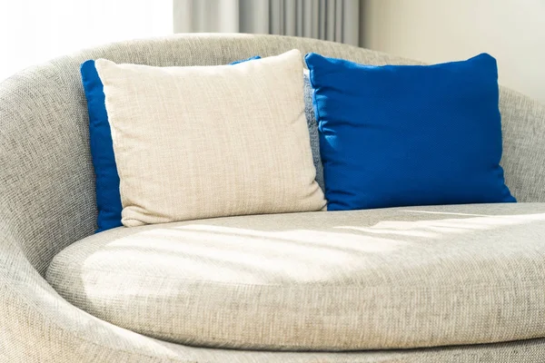 Kanepe sandalyede rahat yastık