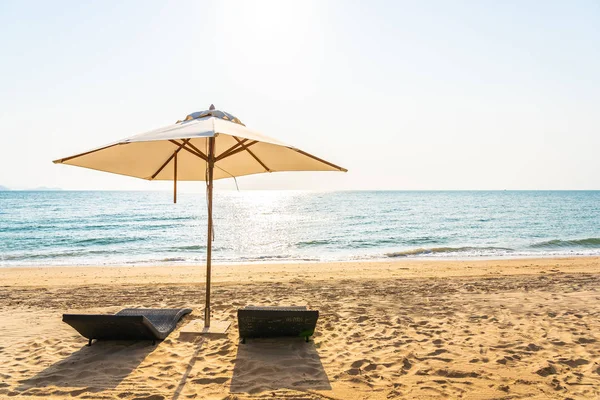 Sandalye şemsiye ve sk güzel plajı deniz okyanusta lounge — Stok fotoğraf