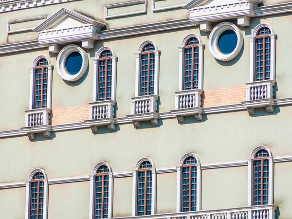 Nádherná architektonická budova s exteriérem oken v Itálii St — Stock fotografie