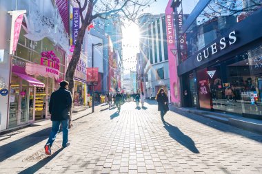 Seoul, Güney Kore 10 Aralık 2018: Myeong dong pazarı 