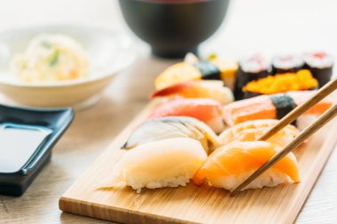 Somon balığı kabuk kabuklu karides ve diğer et suşi maki