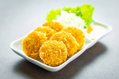 Derin yağda kızartılmış karides pasta veya topu sebze ile