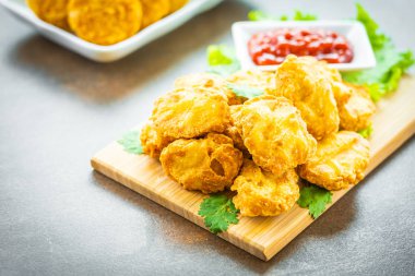 Derin yağda kızartılmış tavuk eti çağrı nugget domates veya ketçap sos ile