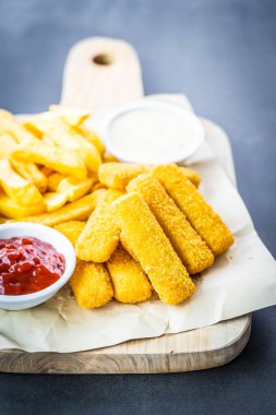 Balık parmak ve patates kızartması veya domates ketçap ve anne ile fiş