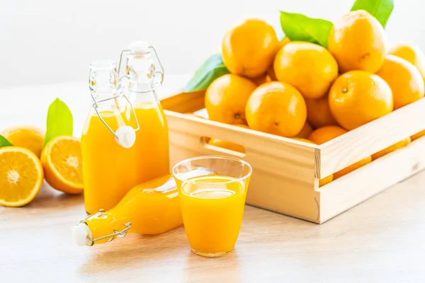 Zumo de naranja fresco para beber en vaso de botella — Foto de Stock